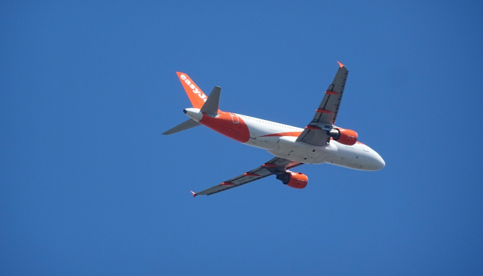 极端天气使乘客惊恐万分，飞机降落时挡风玻璃破碎，机头折断