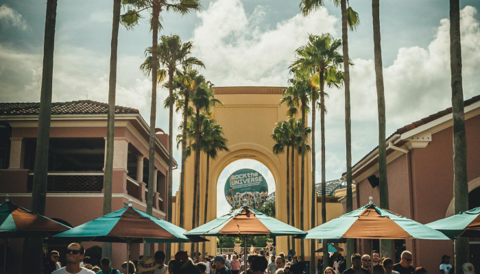 敲鼓婚礼的混战在洛杉矶罢工的夏天，酒店里是什么样子