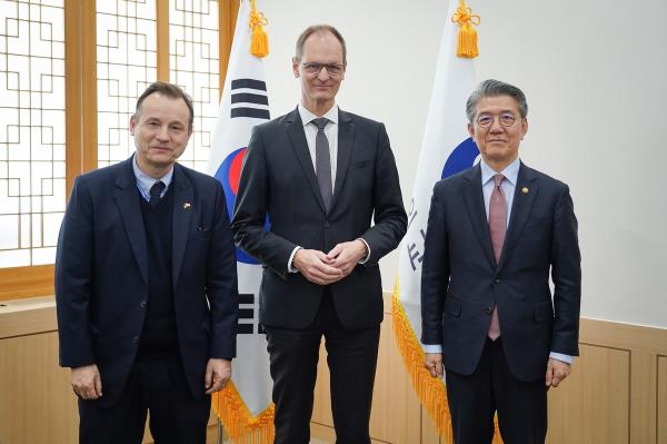 First Vice Foreign Minister Kim Hong-kyun (R) poses for a photo with German State Secretary of the Federal Foreign Office Thomas Bagger (C) and German Ambassador to South Korea Georg Schmidt prior to their talks in Seoul on March 12, 2024, in this photo provided by the ministry. (PHOTO NOT FOR SALE) (Yonhap)