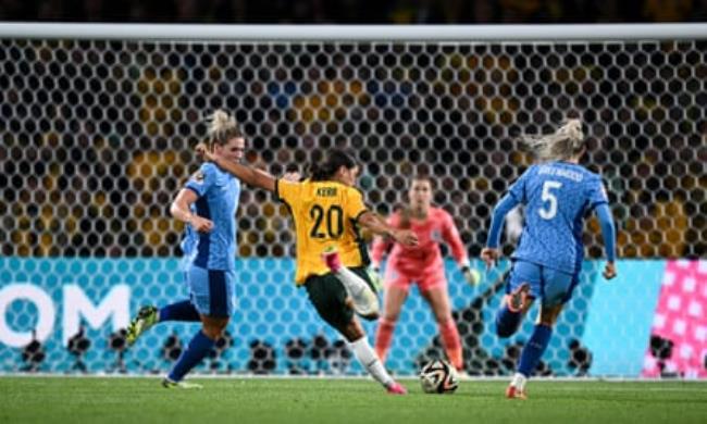 Sam Kerr swings her right boot and scores.