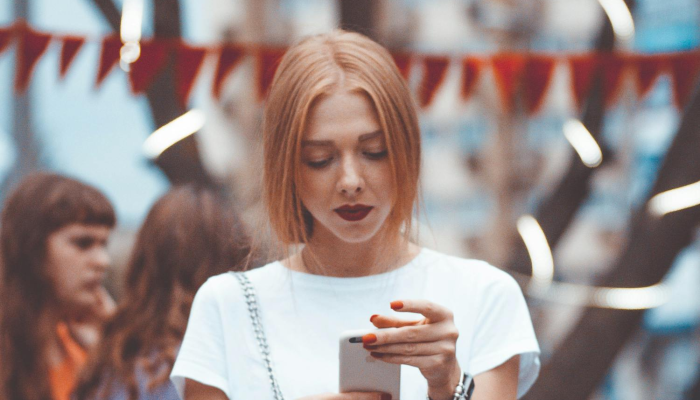 朱迪·丹奇夫人不小心打了个裸电话