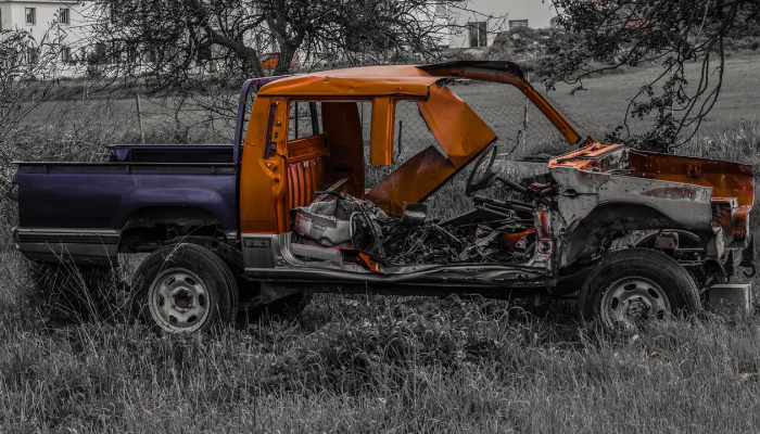 巨兽在高速公路上袭击了家庭汽车 巨兽在高速公路上袭击了家庭汽车