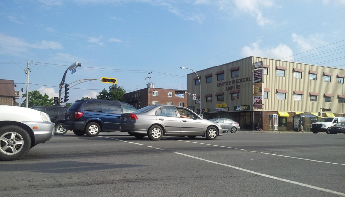 巨兽在高速公路上袭击了家庭汽车 巨兽在高速公路上袭击了家庭汽车