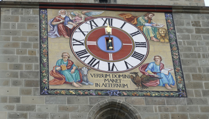 历史悠久的钟楼上丢失的钟的复制品被找到