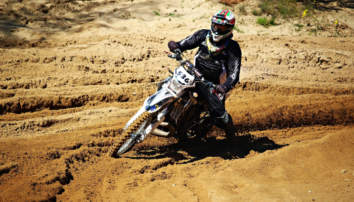 家庭称孩子死于摩托车越野“怪异事故” 家庭称孩子死于摩托车越野“怪异事故”