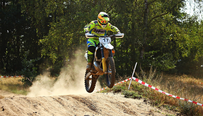 家庭称孩子死于摩托车越野“怪异事故” 家庭称孩子死于摩托车越野“怪异事故”