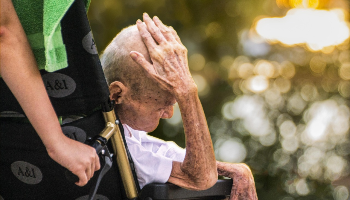 共和党州长说跨性别问题是“有毒的”，因为他禁止性别肯定护理