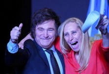 板球：观看世界排名第一的网球选手诺瓦克·德约科维奇在澳大利亚网球公开赛上与史蒂夫·史密斯打板球