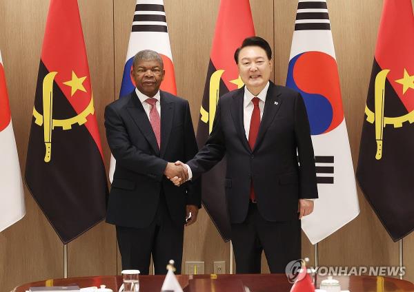 President Yoon Suk Yeol (R) poses for a photo with his Angolan counterpart, Joao Lourenco, during their summit talks at the presidential office in Seoul on April 30, 2024. (Pool photo) (Yonhap)