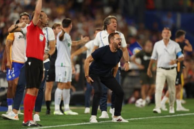 José Bordalás urges his team on.