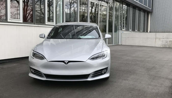 SpaceX公司五年前将一辆特斯拉跑车送入太空它现在在哪里？