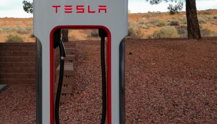 在极度寒冷的天气里，死特斯拉汽车堆积在芝加哥的超级充电站里