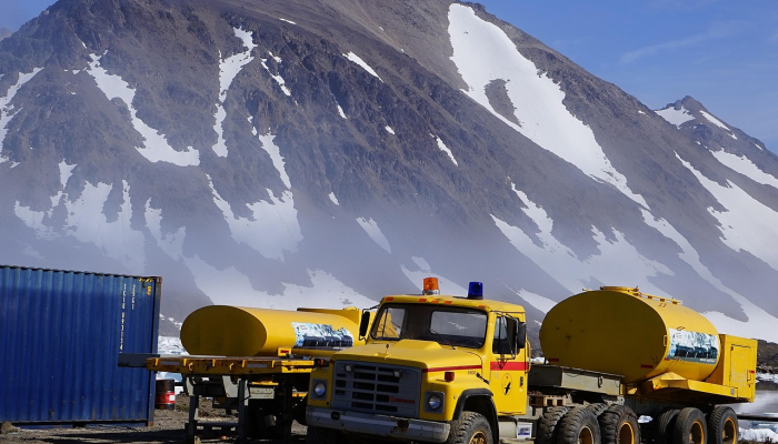 在Alor Setar，一辆卡车与三辆汽车相撞，造成两人死亡，三人受伤