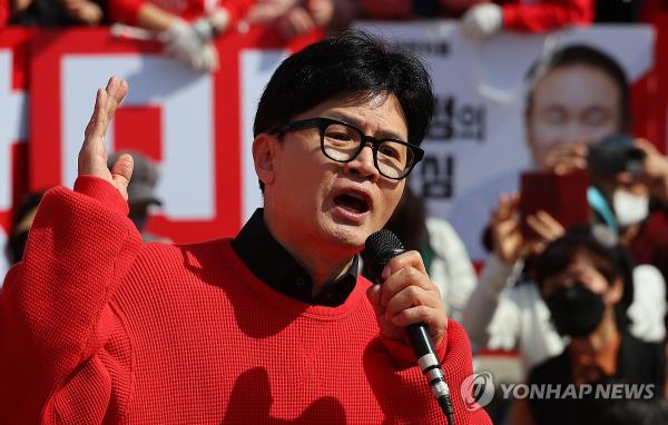 Ruling People Power Party leader Han Dong-hoon appeal for support to voters in tge central city of Daejeon on April 7. 2024. 