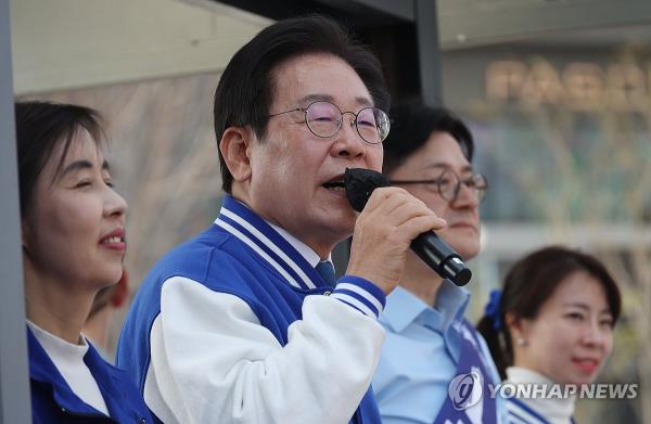 Main opposition Democratic Party leader Lee Jae-myung called for support for Rep. Hong Ihk-pyo, in Gangnam, southern Seoul on April 7, 2024. (Yonhap)