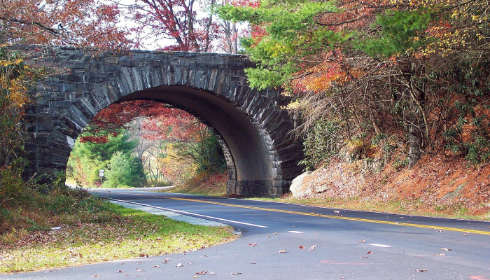在印第安纳州，一名男子被困在失事卡车里6天，被路人发现后获救