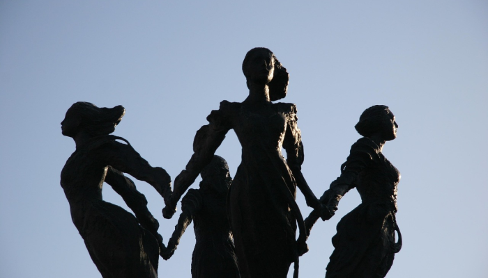 加州戈珊枪击案致6人死亡,其中包括一名婴儿,2人被捕 加州戈珊枪击案致6人死亡,其中包括一名婴儿,2人被捕