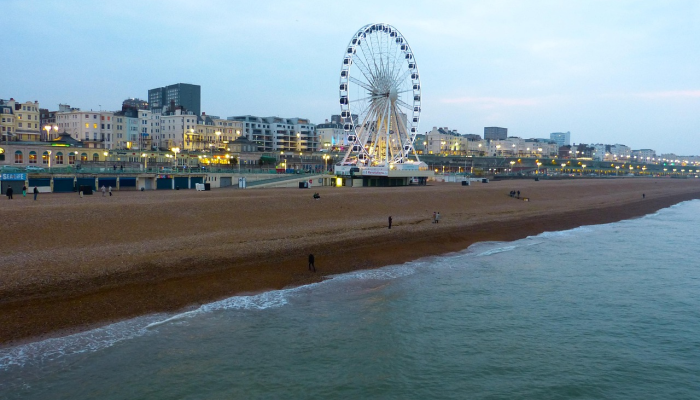四人在严寒中试图穿越英吉利海峡前往英国