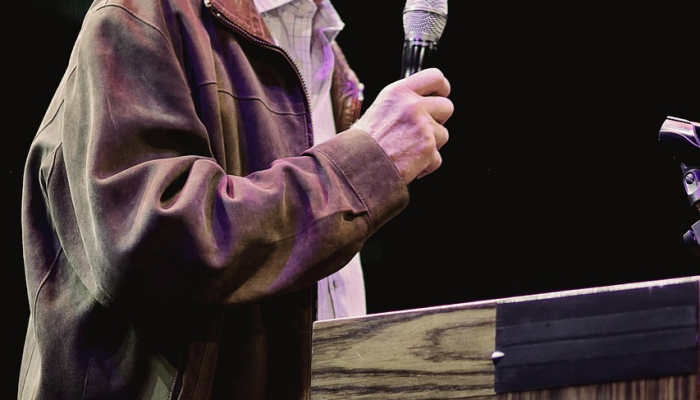 曼联3-0水晶宫：卡塞米罗再次进球，卡拉宝杯后防开局良好