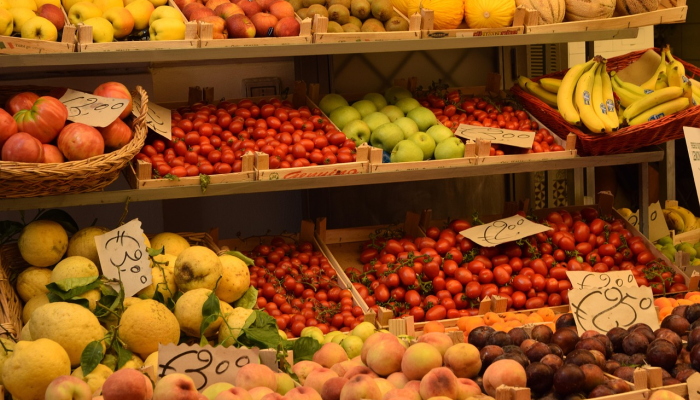 西班牙选民前往投票站投票,极右翼势力势不可挡 西班牙选民前往投票站投票,极右翼势力势不可挡