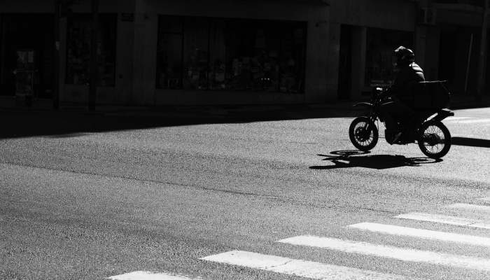 公寓墙壁内的噪音让消防员找到了可爱的小动物看到婴儿了吗？