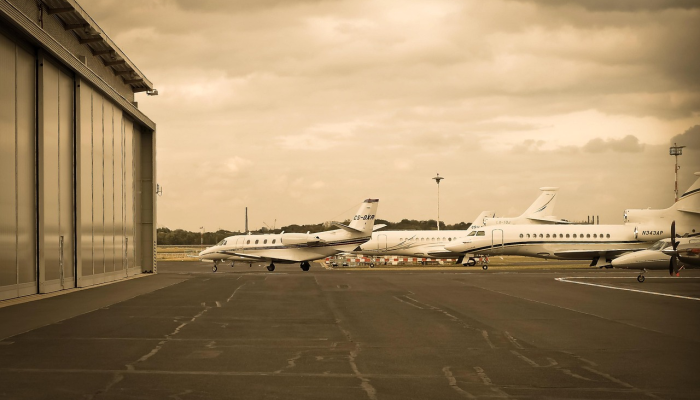 在德里机场，飞往果阿的IndiGo航班上的乘客向宣布延误的飞行员拳打