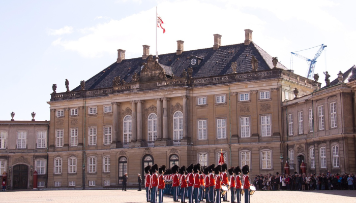 查尔斯国王在他位于海格罗夫的家中举行茶会,开始了75岁生日庆祝活动 查尔斯国王在他位于海格罗夫的家中举行茶会,开始了75岁生日庆祝活动