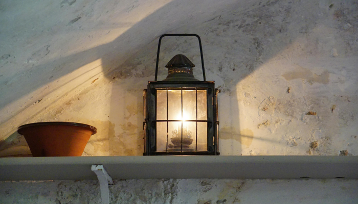 在装修中,开天窗是一种非常流行的设计元素,可以为室内增添明亮、通风和景观 在装修中,开天窗是一种非常流行的设计元素,可以为室内增添明亮、通风和景观