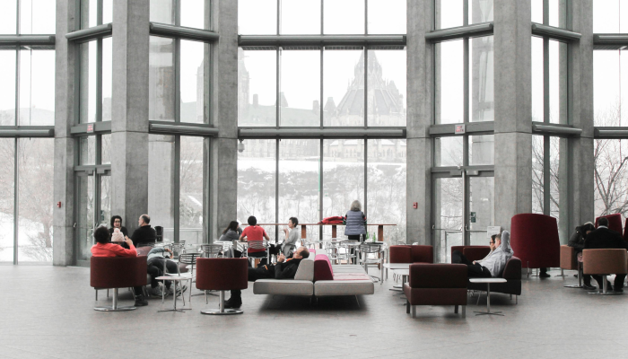 在装修中,开天窗是一种非常流行的设计元素,可以为室内增添明亮、通风和景观 在装修中,开天窗是一种非常流行的设计元素,可以为室内增添明亮、通风和景观