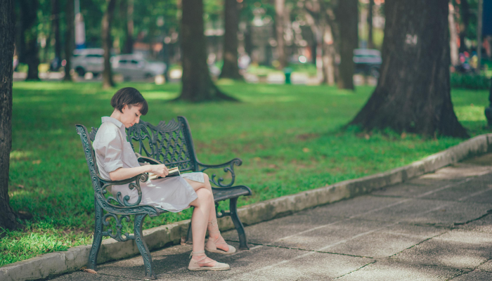 一名女子在家里放屁后,男友告诉她应该“更像个淑女” 一名女子在家里放屁后,男友告诉她应该“更像个淑女”