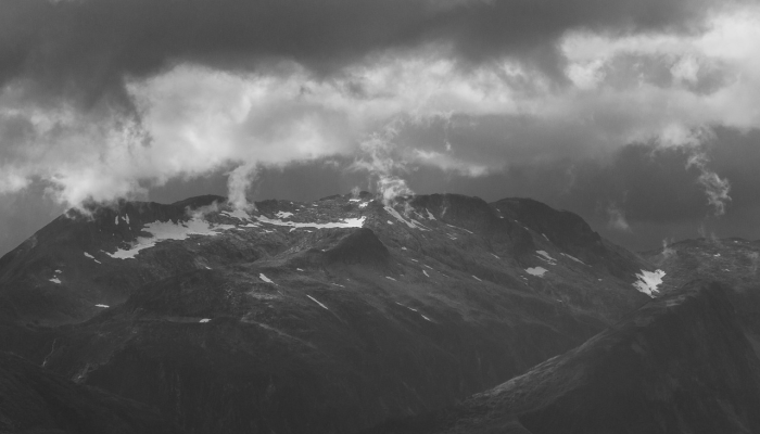 在恶劣的天气条件下，德克萨斯州的消防员正在与该州最大的野火作战