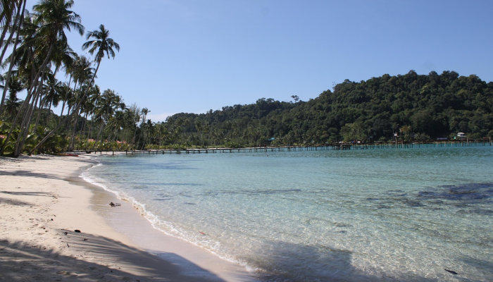 菲律宾风暴袭击主岛，数千人逃离