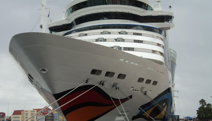 一艘油轮在阿曼湾被不明身份的人登船 一艘油轮在阿曼湾被不明身份的人登船