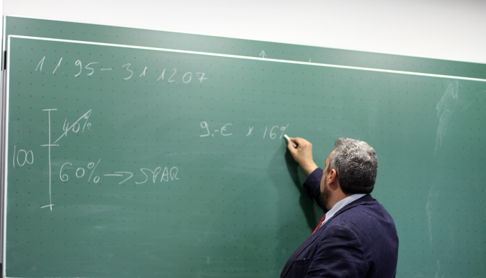 教育部长赞扬教师奖学金计划的成果