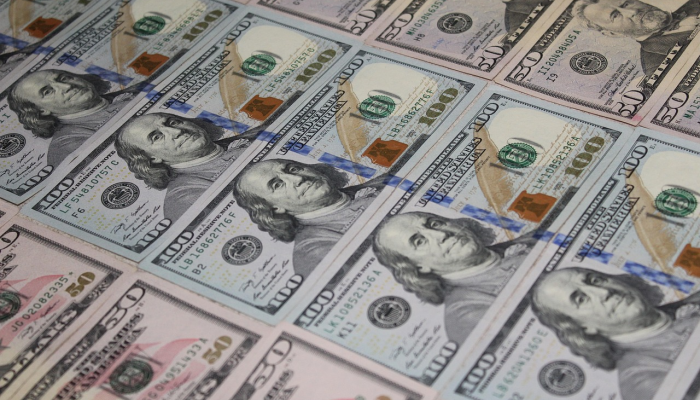 油价跌破70美元，因市场悲观情绪盖过了库存减少的影响