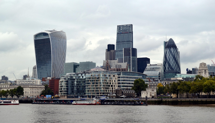 大火烧毁了位于伦敦“亿万富翁街”主教大道的豪宅