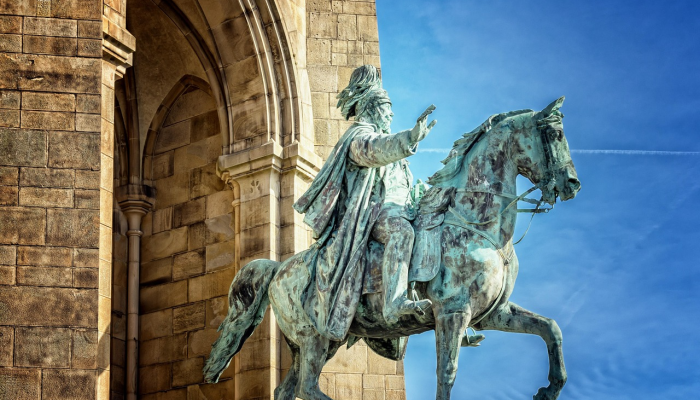 在威廉登上王位之前，比阿特丽斯和尤金妮不太可能出现在阳台上