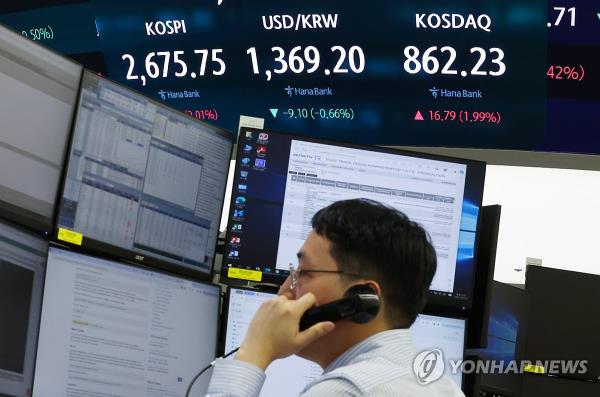 This photo taken April 24, 2024, shows the dealing room at a Hana Bank branch in central Seoul. (Yonhap) 