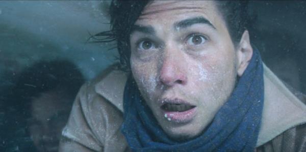 Numa Turcatti (Enzo Vogrncic) during the avalanche in Society of the Snow.