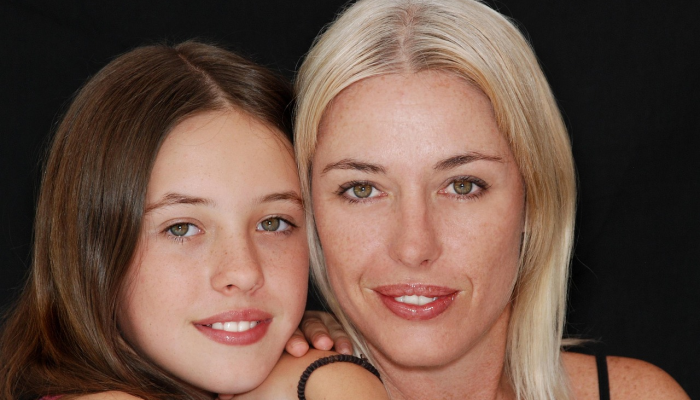 女儿装扮成“私人司机爸爸”的视频触动了网友的心