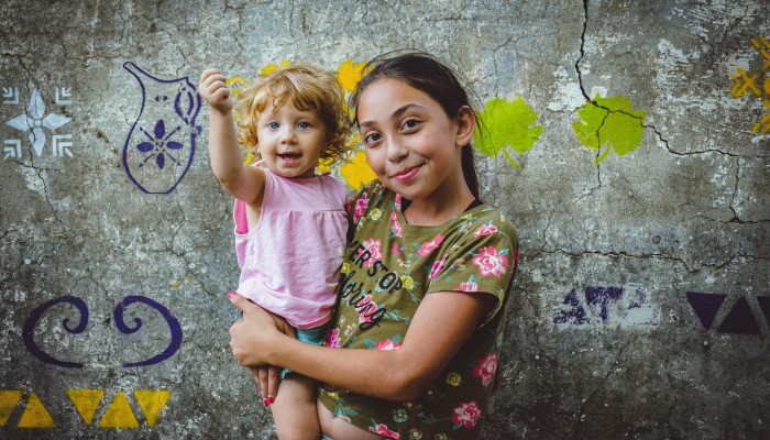 女儿装扮成“私人司机爸爸”的视频触动了网友的心