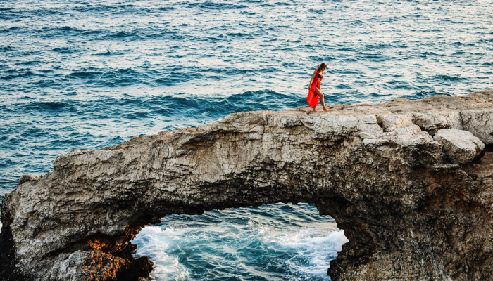 以色列袭击造成家人死亡几天后，一名加沙女孩从废墟中走出来