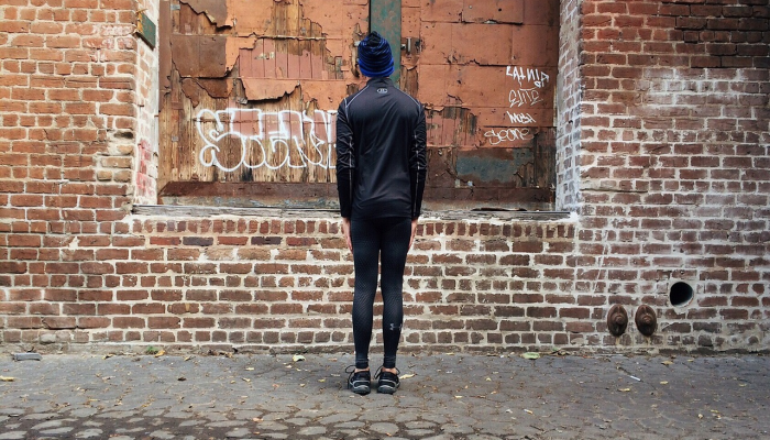 在约旦河西岸，一名巴勒斯坦男子在以色列炮火中受伤