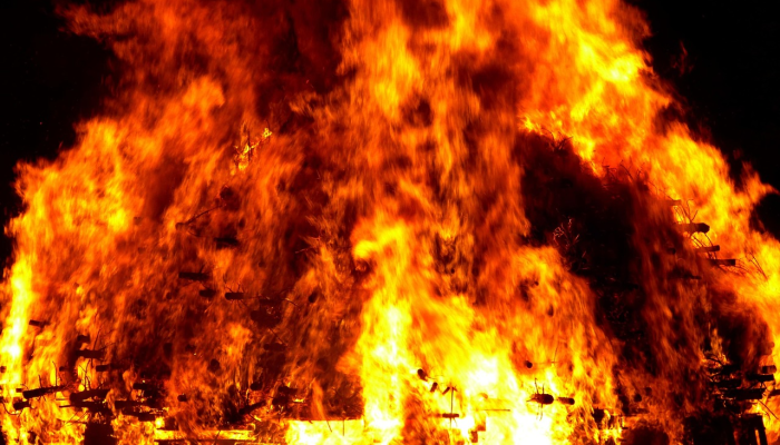 在约旦河西岸，一名巴勒斯坦男子在以色列炮火中受伤