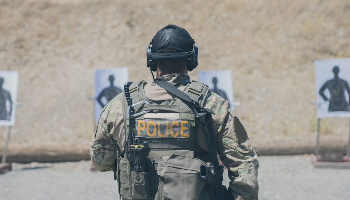 摄影师入狱后，警方呼吁寻找潜在受害者