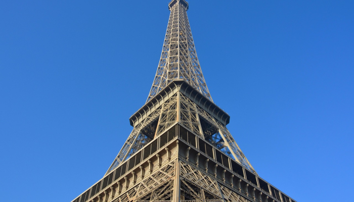 巴黎将奥运五环悬挂在埃菲尔铁塔上 巴黎将奥运五环悬挂在埃菲尔铁塔上