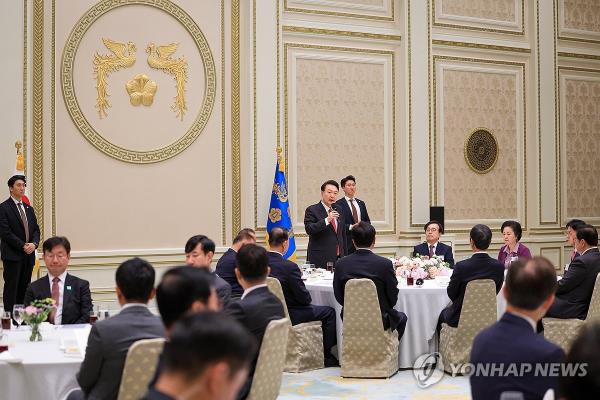 President Yoon Suk Yeol (standing, C) delivers remarks during a luncheon for outgoing People Power Party lawmakers at Cheong Wa Dae in Seoul on April 24, 2024, in this photo provided by the presidential office. (PHOTO NOT FOR SALE) (Yonhap)