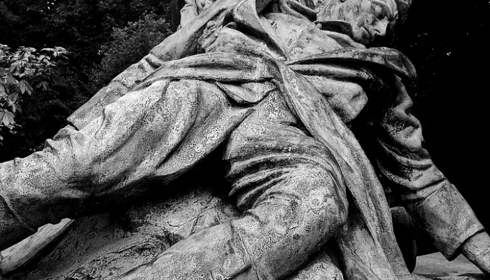 乌克兰保卫前线，普京在战争纪念日前夕谈论核武库