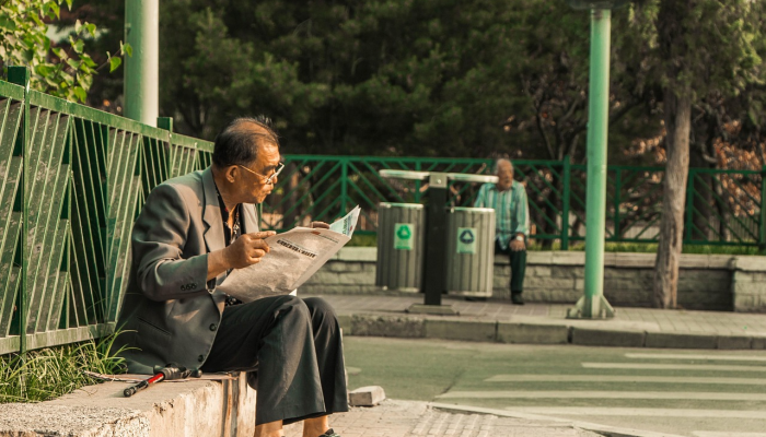 乔治亚州警方称，一名60岁的老人在街道清洁工倒车时撞上了他，导致他死亡