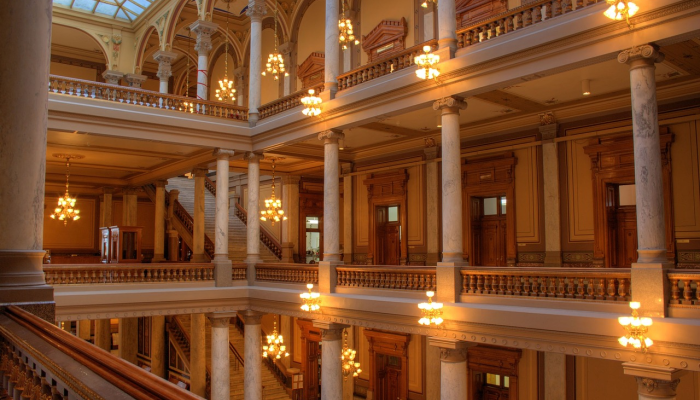 前白宫官员加布·阿莫赢得罗德岛州国会初选